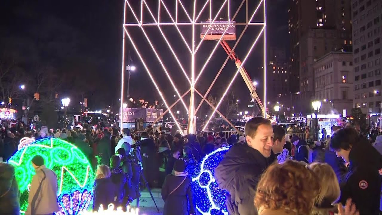 [WATCH] New Yorkers Light World’s Biggest Menorah on First Night of