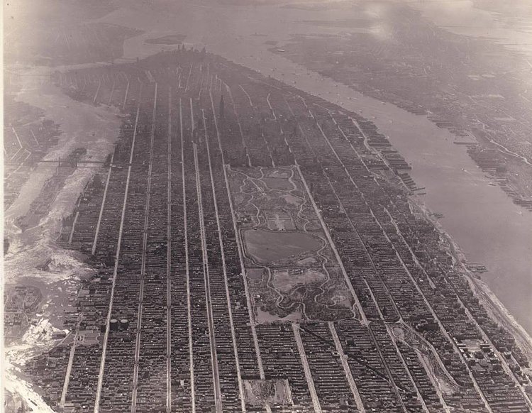 Aerial photograph looking south over Manhattan circa 1931