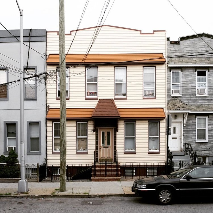 Stacked Brows with a Brown Nose. Ridgewood, NY. 2017
Some curious applied-eave work on this typical Ridgewood row house.
#allthequeenshouses #queenshouses #queens #vernaculararchitecture #urbanhouse #nychouses #archdaily
#facadelovers #pychogeography #queenscapes #houseportraits #ridgewoodqueens