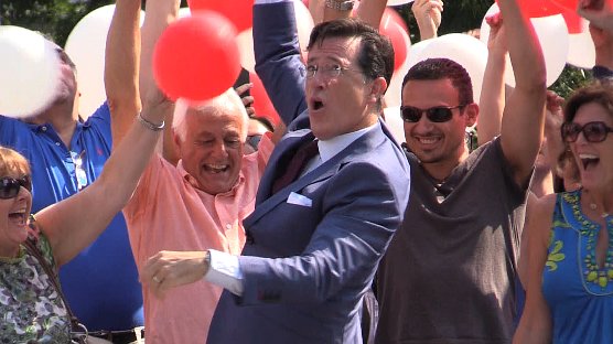 .@StephenAtHome Stephen Colbert whipping up the crowd in #UnionSquare today just walked by #Ilovenyc http://t.co/hXuJuFWAxY