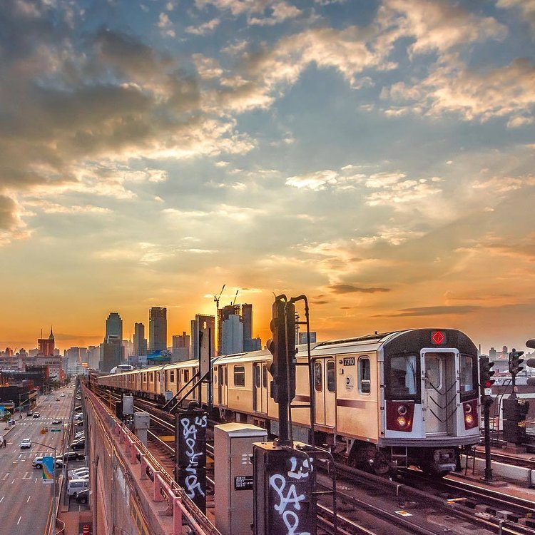7 train approaching the 40th Street Station yesterday in Sunnyside, Queens, New York City