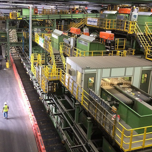 Touring the state of the art Recyclotron 5000 aka MRF @simsmuni with @nycrecycles #recycling #shotsfromsims #instameet