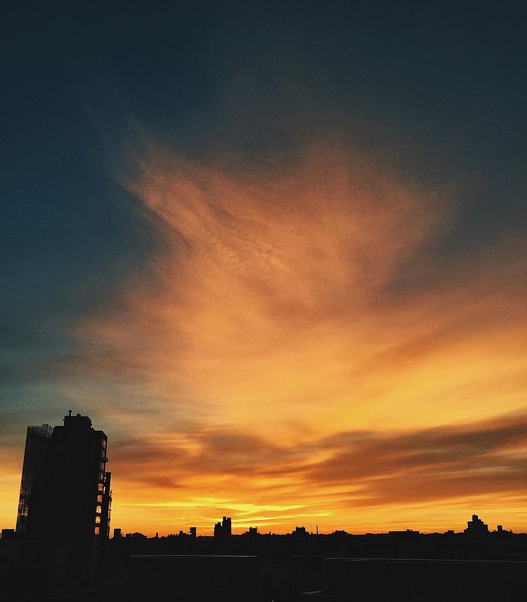 Rising with the sun! The right way to start your day. 🌇🙌🏽 #sunriser #yogaontheroof