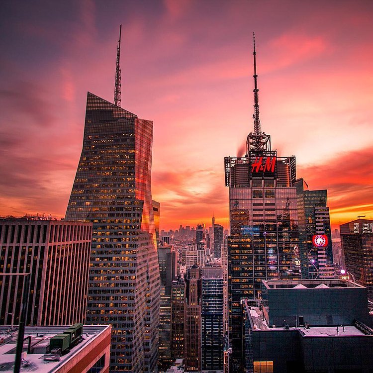 @midnight.xpress takes us through the streets (and heights!) of New York City today! Follow along on Snapchat!
👻way2illofficial👻