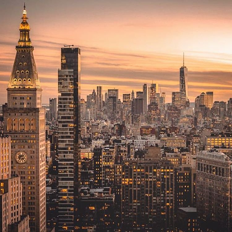 Good morning, world! You've seen a lot of photos from the inside of our apartment looking at the big clock, you know... So here's one the other way... You see me waving at you right now in the skinny glass building? Have an amazing Monday! ❤️😜 #LoveNYC ---
Photo by @wrongrob with my edit. ❤️