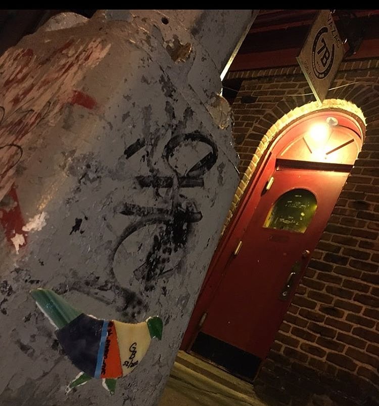 Pigeon 52 - Ave B @ E. 7th St. #bar7B @zcohn1 #foroldtimessake #pigeon #7b #eastvillage #nyc #streetlight #streetart #original #glass #art #wheatpaste #graffiti #7bhorseshoebar #nycstreetart  #urban #lastcall #streetlightpigeon #gbpigeonnyc #gbwashere