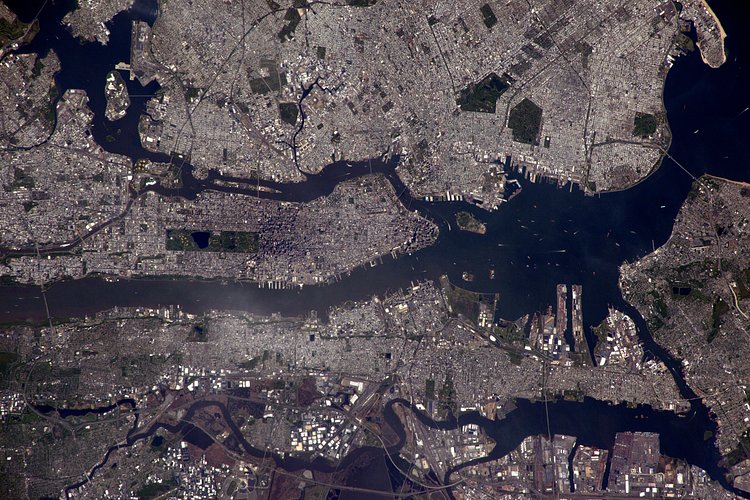 New York | These little town blues… 

Manhattan island in the middle, North is left. The rectangular Central Park very visible. Jersey City and Newark Bay to the bottom.

More about the Principia mission: <a href="http://www.esa.int/Principia" rel="nofollow">www.esa.int/Principia</a>

Credits: ESA/NASA

140B1418