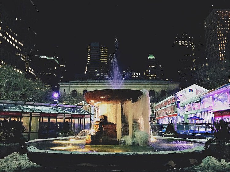 They say it's a #frozenfountain, they say. #iwenttocollegesoicouldworkthegraveyardshift #concretejungle #thehappynow #myofficeisbetterthanyours #brrryantpark #wintervillage #winteriscoming