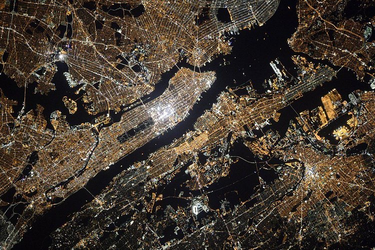 My cosmonaut colleague Oleg Kononenko took this incredible picture of #NYC last night. Enjoy. #YearInSpace http://t.co/GWSSTcuiD9