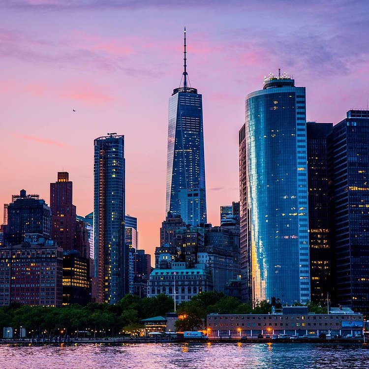 Sunsets in NYC | #WorldTradeCenter
.
.
#thebigapple #imaginatones #houseoftones #fragmentmag #cityvisuals