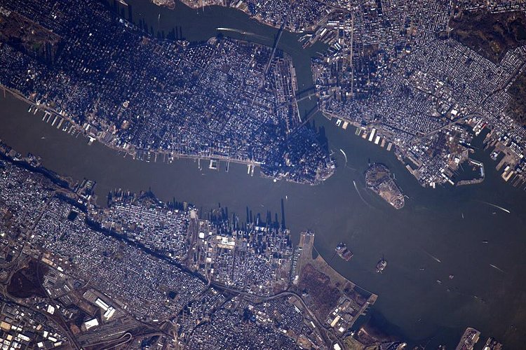 Just flew over #NYC. One of my favorite places on Earth and yes, we have a very big lens. #YearInSpace http://t.co/fZfwqSR9R4