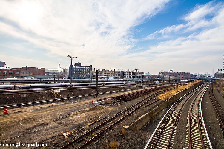 The northwest end of the Montauk cutoff as seen at Thomson avenue – the cutoff is the set of tracks rising left to right on a concrete ramp. Note that the track on the right, leading to the bogies, has its switch severed