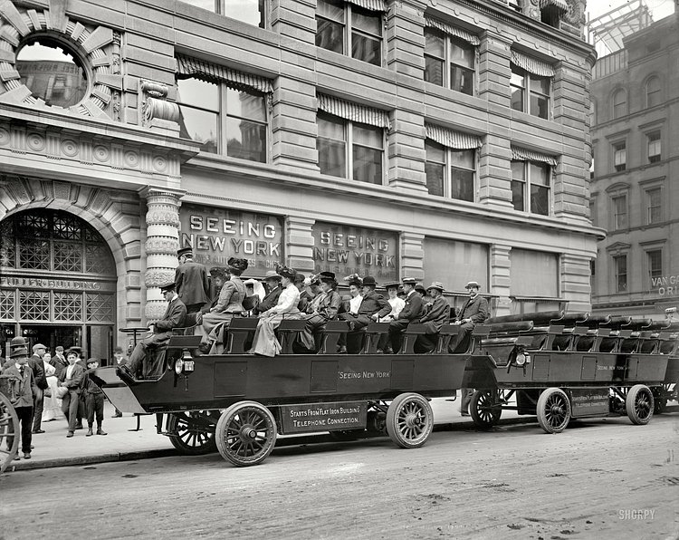 “Seeing New York” — Electric omnibuses at the Flatiron Building, c. 1904
