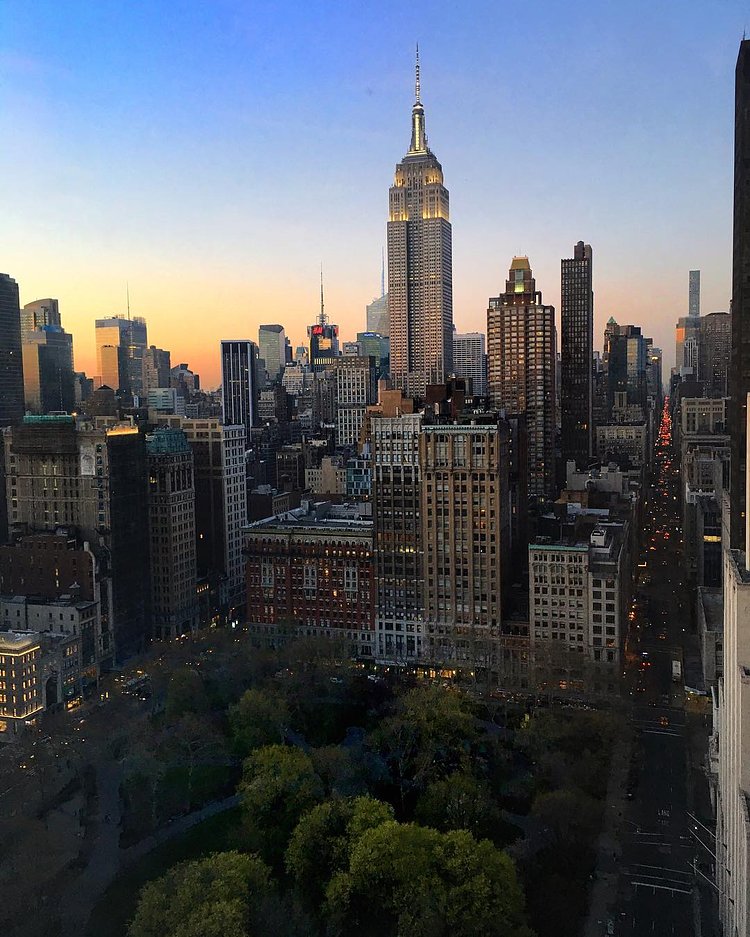 It was fun! I can't believe we're moving out of here shortly and leaving this view behind. The memories, I'm so thankful, and I hope you have enjoyed the photos of the city skyline too... 🗽 I'll miss this northern view the most, of the Empire State Building, the green park below and the massive illuminated clock right outside. The city and its seasons coming alive to me in an entirely new way. But our new apartment on the river is finally done and we are so excited for a #NewBeginning and so is Mini and Fritzy 😍