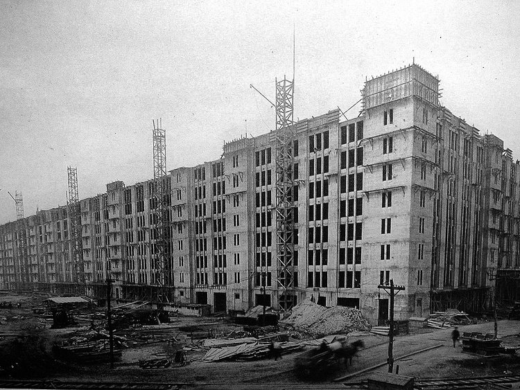 The complex was first commissioned in 1918 to help move supplies and soldiers for the US war effort in Europe. It wasn't finished until 1919, 10 months after the war ended. At the time, it was the largest reinforced concrete building in the world. Here's what it looked like then.