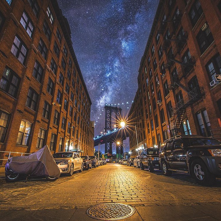 • The City from DUMBO •

A classic angle that had to be snapped when I was shooting in Brooklyn with @mjinnyc and @bbsinghphotos - clearly they missed the huge milky way that appeared out of nowhere! 😂❤️