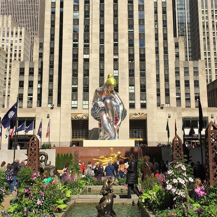Just unveiled the Seated Ballerina at Rockefeller Center to bring awareness to May being International Missing Children's Month. My intentions are for the Seated Ballerina to communicate hope and optimism to everyone. @kiehls @artproductionny @icmec_official @rockcenternyc #seatedballerina