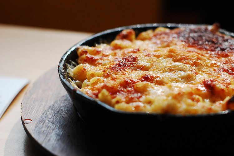 Sarita's Mac and Cheese (S'MAC): Alpine | VV got suckered in by the promise of bacon methinks.  He ended up realllly loving this and now he wants to try making a gruyere/bacon mac and cheese at home.  Not sure if that's going to happen :P

The verdict?  We both enjoyed our dishes, but I think we both agreed that our lunch had <i>nothing</i> on the gorgonzola mac and cheese at Mastro's!  

(well, maybe price ;P)