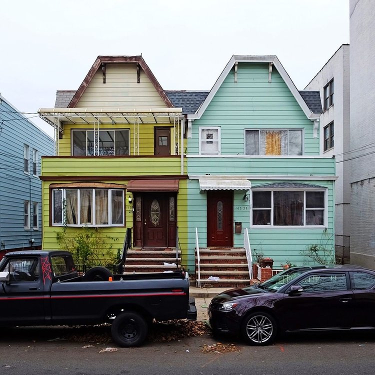 Flat Top Twins. Woodhaven, NY. 2018
Curious pair of semi-detached houses with truncated gables in uncommon shades of green. #allthequeenshouses #queenshouses #queens #vernaculararchitecture #urbanhouse #nychouses #archdaily
#facadelovers #pychogeography #queenscapes #houseportraits #woodhaven