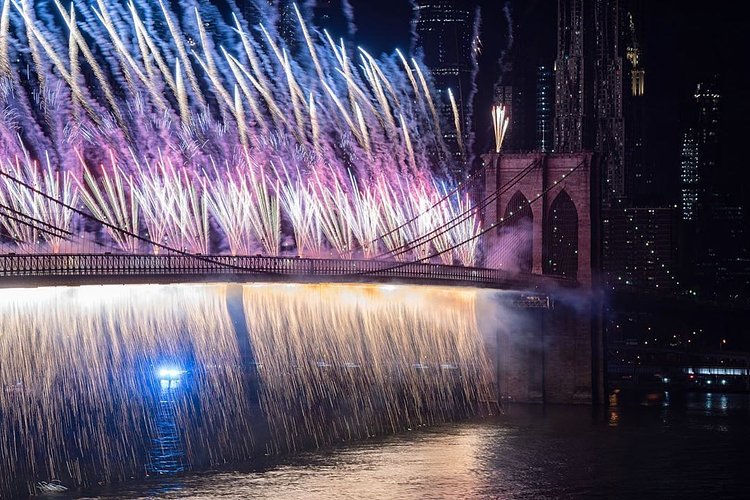Macy’s fireworks!  Brooklyn Bridge! Cascading lights! Colorful night! #nyc #macysfireworks #brooklynbridge #fireworks