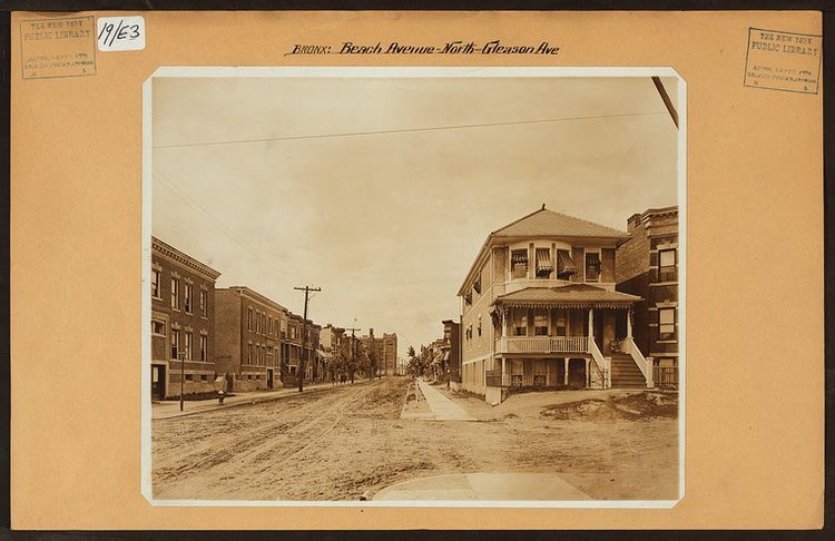 Beach Avenue looking north at Gleason Avenue in Soundview in 1915. At the end of the street you can see PS 47 which still stands but today would barely be visible from this same vantage point as the 6 train obscures the view. Image Credit: Irma and Paul Milstein Division of United States History, Local History and Genealogy, The New York Public Library. “Bronx: Beach Avenue – Gleason Avenue” The New York Public Library Digital Collections. 1915.