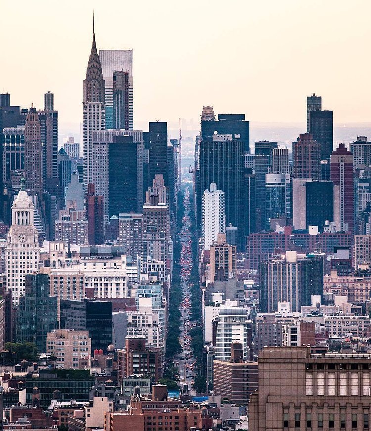 Park Avenue, Manhattan, New York. Photo via @craigsbeds #viewingnyc #newyork #newyorkcity #nyc