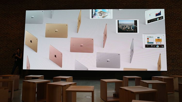 The forum area is dominated by a giant 6K-resolution screen.