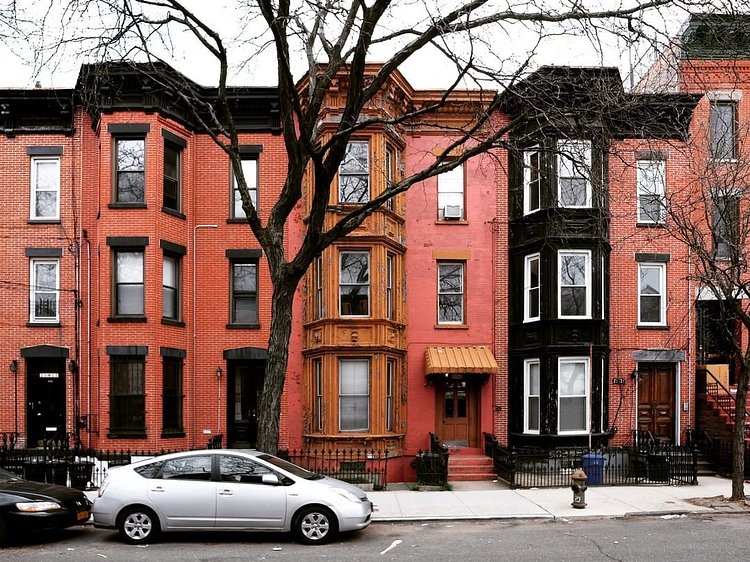 Not Brooklyn. Long Island City, NY. 2016
One of the few red brick row houses that can be found in the borough of Queens, not Kings, on 45th Road (one block north of PS1). Note different colors/materials for each bay.
#allthequeenshouses #queenshouses #queens #vernaculararchitecture #urbanhouse #nychouses #archdaily
#facadelovers #pychogeography #queenscapes #houseportraits #townhouse #townhouses