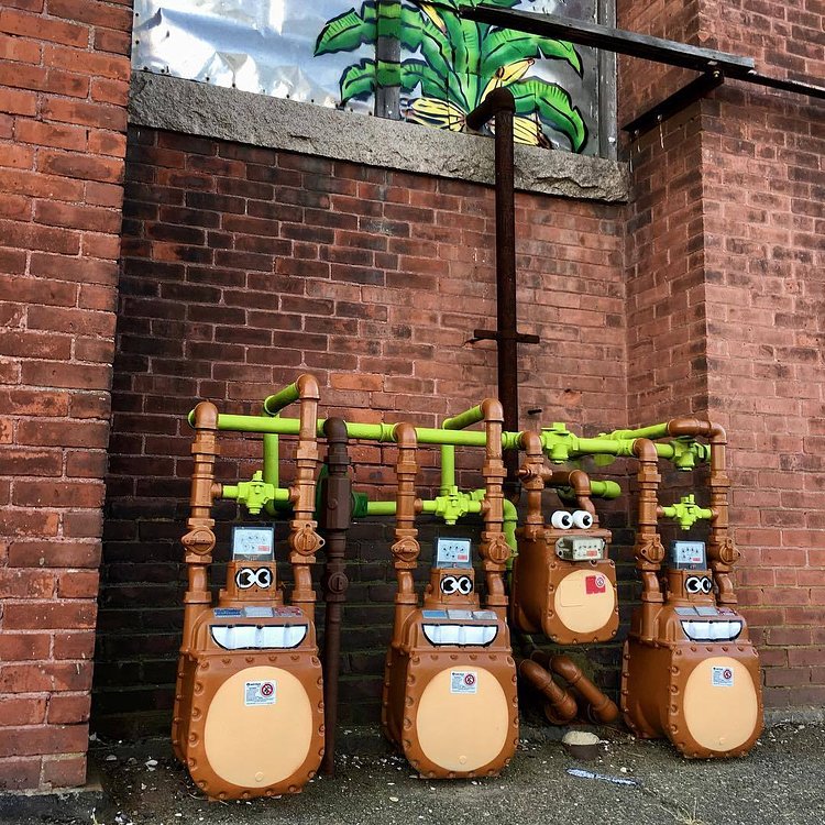 MONKEYS HANGING AROUND... #🐒🐒🐒🐒 in #newbedford #massachusetts #rodney #french #blvd #streetart #nbma #publicart #monkeys #🐒 #🍌 #tombobnyc #stencilart #🌴 #tombob #monkeybusiness #🐒🍌🌴#electrical #meters