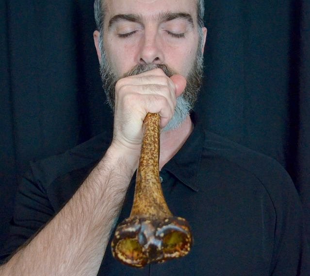 Adel Souto playing a kangling