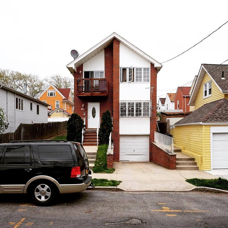 Split Face Brick-and-Clapboard Single-Family. College Point, NY. 2017⠀
#allthequeenshouses #queenshouses #queens #vernaculararchitecture #urbanhouse #nychouses #archdaily⠀
#facadelovers #pychogeography #queenscapes #houseportraits #collegepoint