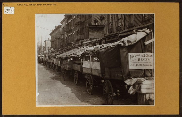 Arthur Avenue in Belmont between E 186th and E 187th Street (date unknown) Image Credit: Irma and Paul Milstein Division of United States History, Local History and Genealogy, The New York Public Library. “Bronx: Arthur Avenue – 186th Street” The New York Public Library Digital Collections.