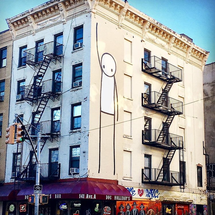 ¡Mira qué alto que soy!

#graffiti #grafitti #arteurbano #artecallejero #edificio #cielo #monigote #dibujo #linea #streetart #urbanart #building #sky #lineart #ny #nyc #manhattan