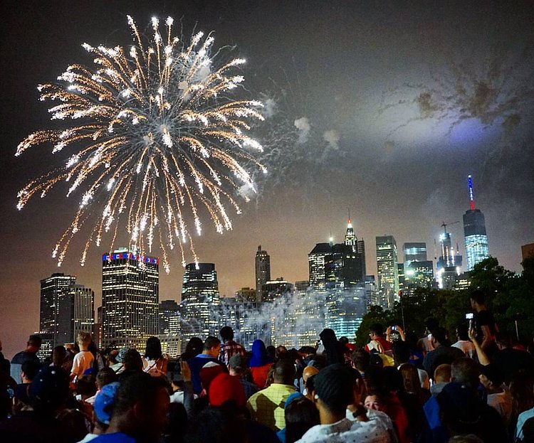 Happy Birthday America!  #4thofjuly #fireworks #nyc #nycprimeshot  Sony A7ii /  Ziess 35mm F2.8  /  F2.8   / 35mm  /  SS  1/30  /  ISO 4000  #sonya7ii #sonyimages   #travel #travelgram #instatravel #sonyalpha #lonelyplanet #natgeotravelpic #travelstoke #m