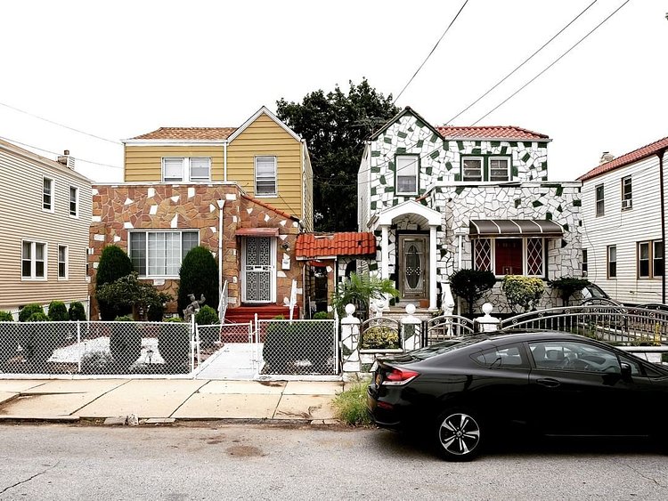 Confetti Fieldstone Twins. Laurelton, NY. 2018
Another pair from the most modified tract in Laurelton!
#allthequeenshouses #queenshouses #queens #vernaculararchitecture #urbanhouse #nychouses #archdaily
#facadelovers #pychogeography #queenscapes #stracciatella