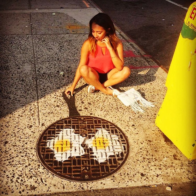 @lynaoh stopping over at #avenuec & #east2ndstreet #loisaida #newyorkcity last  #august for some #eggs #🍳 #eastvillage #nyc #fryeggs #streetart #manhole #stencil #tombobnyc #manholecover #stencilart #tombob #manholecoverart 🍳