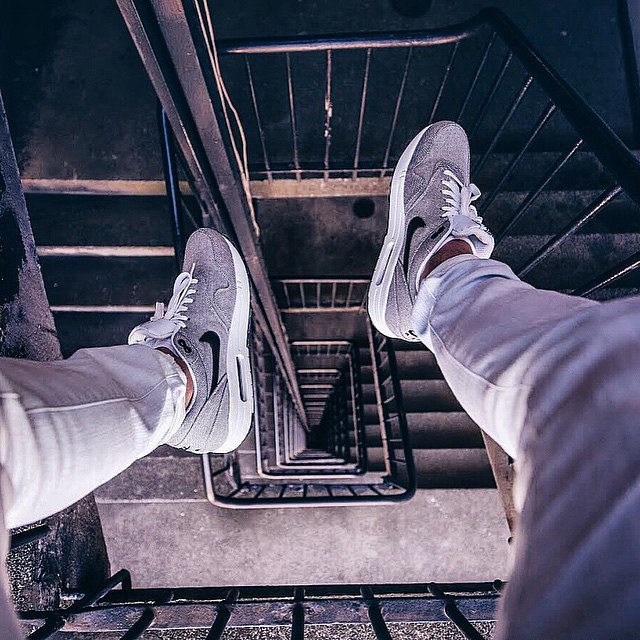 • Looking down with @nike •

Had a cool hour shooting with some great photographers before I had to head home! This was the product of sitting on a precarious handrail shooting my beloved #nike Air max 😉 check out @mrollieali for the behind the scenes shot of this - and the rest of his awesome feed!