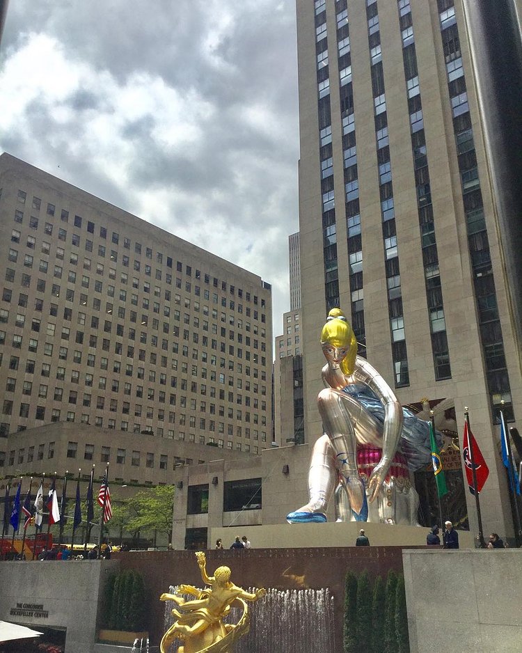 #nyc #newyork #newyorkcity #manhattan #rockefellercenter #publicart #publicartnyc #nycart #nycarts #jeffkoons #seatedballerina #ballerina