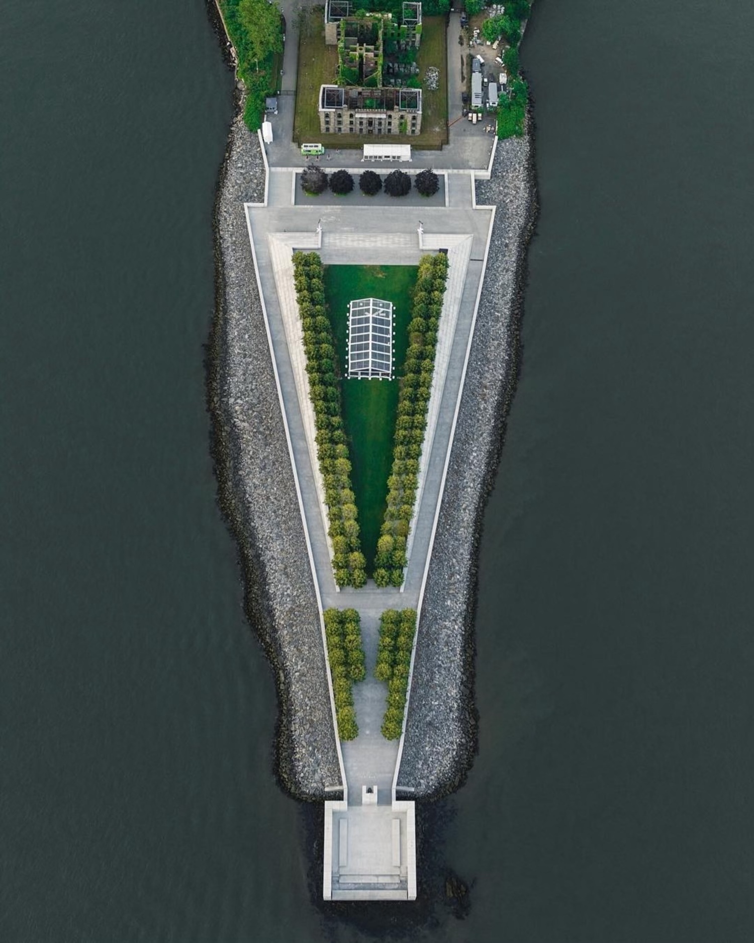 Four Freedoms Park, Roosevelt Island, New York. Photo via @ctc.creative #viewingnyc #nyc #newyork #newyorkcity #fourfreedomspark