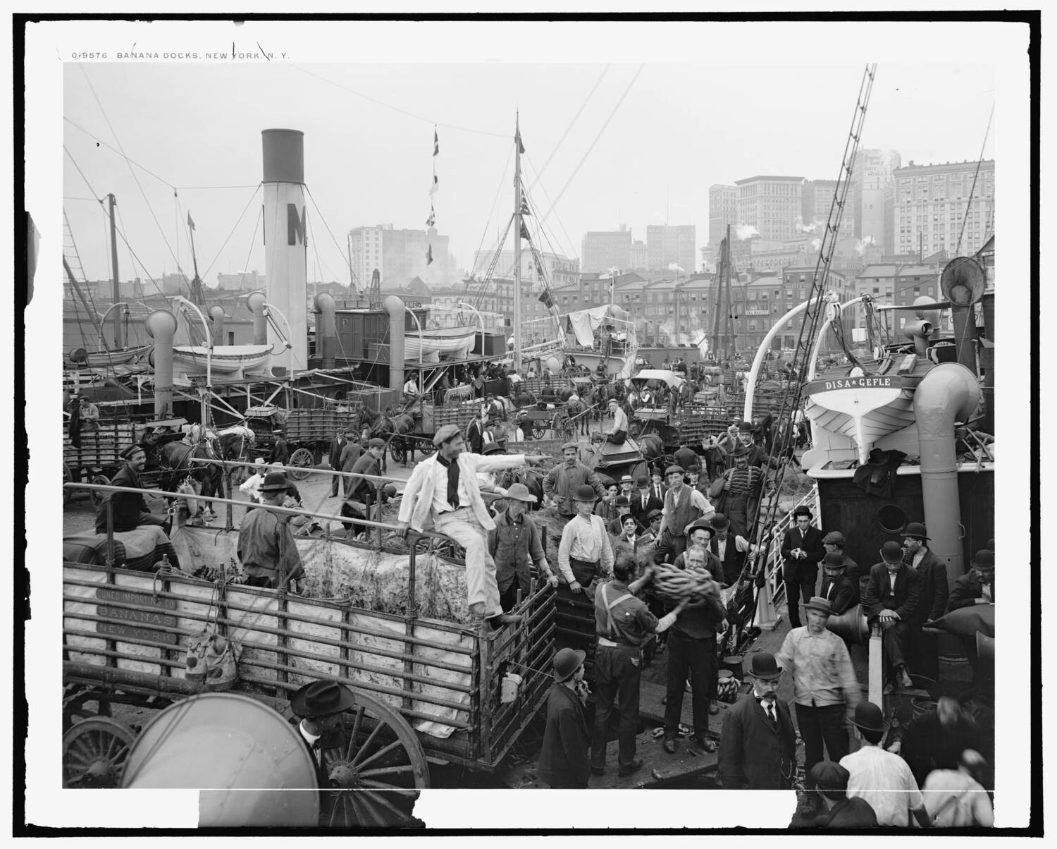 Banana docks, NYC, 1906.