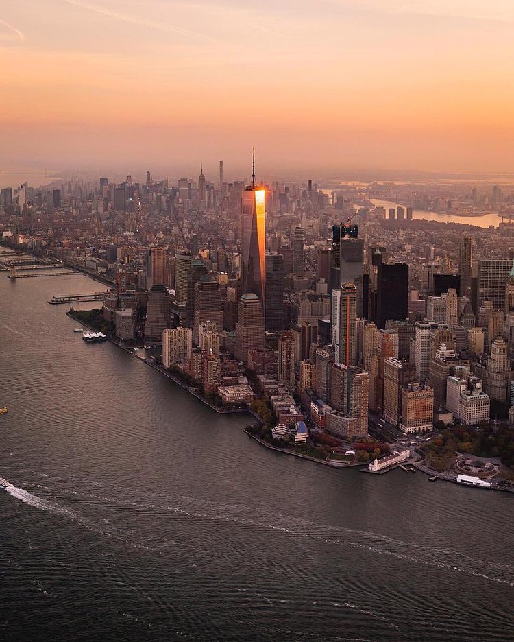 Sunrise over Manhattan. Where's your favorite place to get coffee/breakfast? Photo by @craigsbeds #newyorker