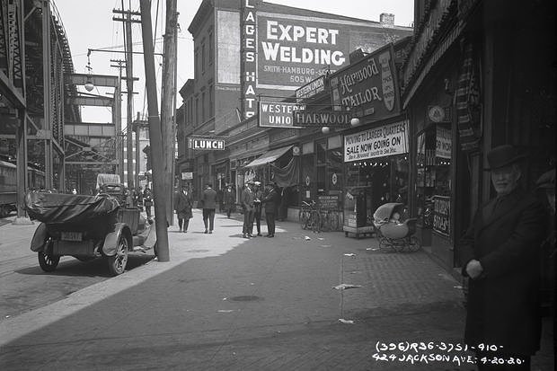 Jackson Avenue near Queensboro Plaza in 1920. The elevated 7 tracks can be seen to the left.