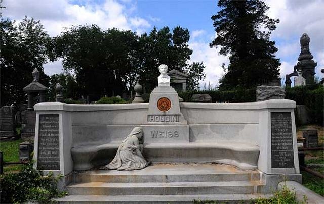 Houdini’s monument in Machpelah Cemetery.