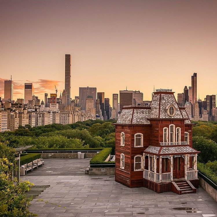 Cornelia Parker - Transitional Object (PsychoBarn) at The Roof Garden of the Met - The exhibit features a large-scale sculpture by acclaimed British artist Cornelia Parker, inspired by the paintings of Edward Hopper and by two emblems of American architecture—the classic red barn and the Bates family's sinister mansion from Alfred Hitchcock's 1960 film “Psycho.” On display until Halloween day ✰
#NYC #NY #newyorkcity #newyork #new_york #manhattan #wildnewyork #EmpireStateOfMind #topnewyorkphoto #thisisnewyorkcity #nycprimeshot #made_in_ny #ig_nycity #igersofnyc #gf_nyc #icapture_nyc #instagramnyc #ILoveNY #newyorker #newyorknewyork #igersusa #newyork_instagram #supremenewyork #ig_northamerica #ig_unitedstates #seeyourcity #met #ic_architecture #rsa_streetview #buildingstyles_gf
