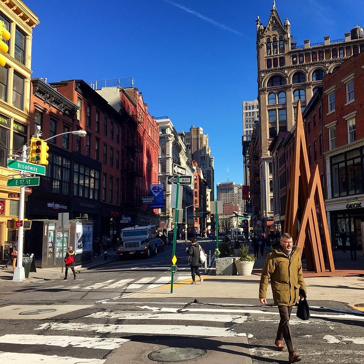 Enfilade de neuf pics acérés, l’œuvre de #BernarVenet s’élance vers le ciel dans la perspective des bâtiments environnants. Couleur rouille, l’acier oxydé de la #sculpture évoque la brique new-yorkaise.
---
A series of nine sharply-pointed peaks, Bernar Venet's piece points to the sky and follows the lines of the surrounding buildings. The rust-colored steel of the sculpture blends with the brick of the #NewYork background.