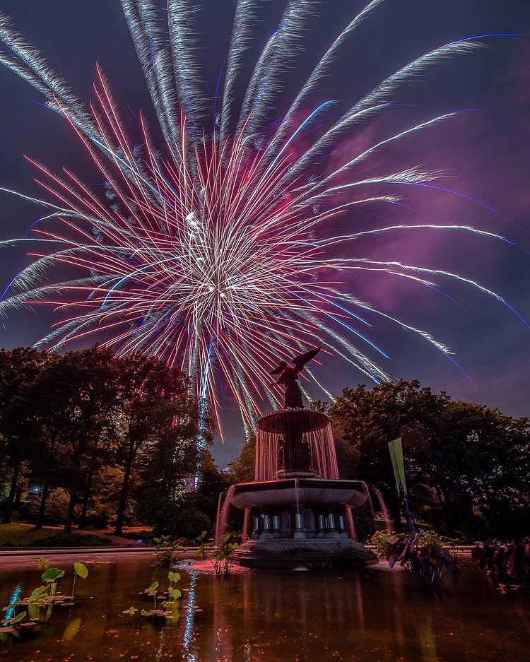 Fireworks in Central Park tonight with @jeffrey_doherty @gigi.nyc @hindoben @nyclovesnyc @matthewchimeraphotography and the elusive @b911bphoto who I finally met after more than a year of near misses. Have a good night all!
✨✌🏼️👨🏻✨
Camera: Nikon D7200
Lens: Nikkor 10-24 @ 10mm
ISO: 250
Aperture: F8
Exposure: 5s
NEF (RAW) format
Post-processing/Edit: Lightroom, PS Mobile
✨🌆✨🏙✨🌃✨🎆✨
#fireworks #centralpark  #skyline #moodygrams #moody  #morandoemnovayork #picturesofnewyork  #abc7ny #ny #nyc #night #nikon #nbc4ny #NikonLove #nightshooters #NikonNoFilter #NewYork #newyorkcity #newyork_instagram #nycdotgram