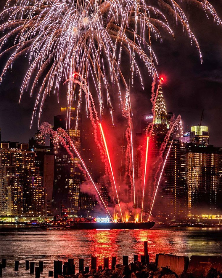 Incredible fireworks over the East River with @papakila.