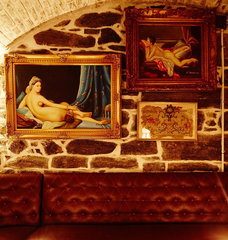 Did you know we have a secret inside our bar? Read all about it on @untappedcities via link in our profile 💫 📷: @nicole_franzen