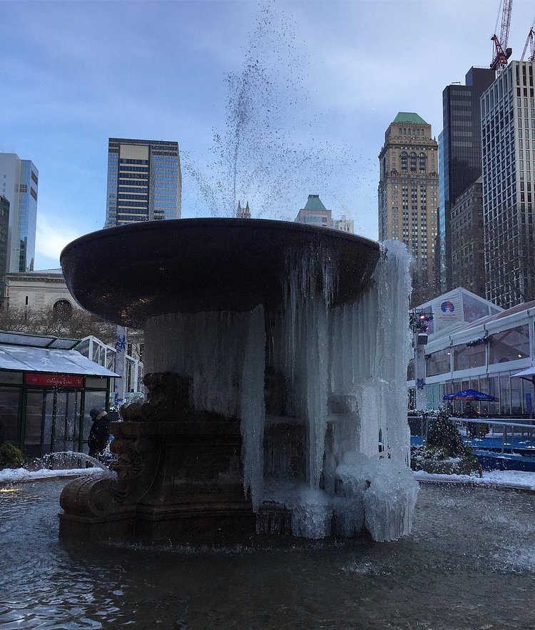Thats how #cold it was the last couple days #partlyFrozen #bryantparkfountain #bryantPark #icywater #ice #belowzero #nycadventures #manhattan #NYCfeels #winterDays #winterfeels #midtown