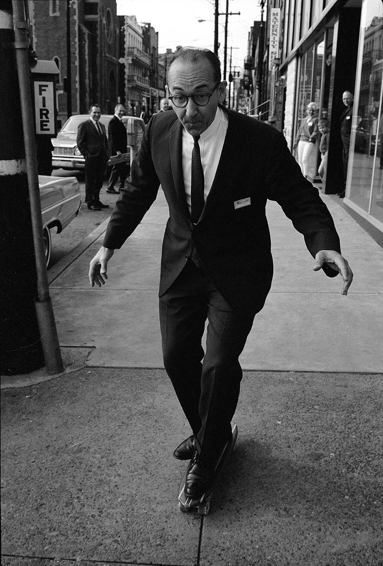 A well-dressed man cruises down the streets of New York, breaking hearts as he goes.